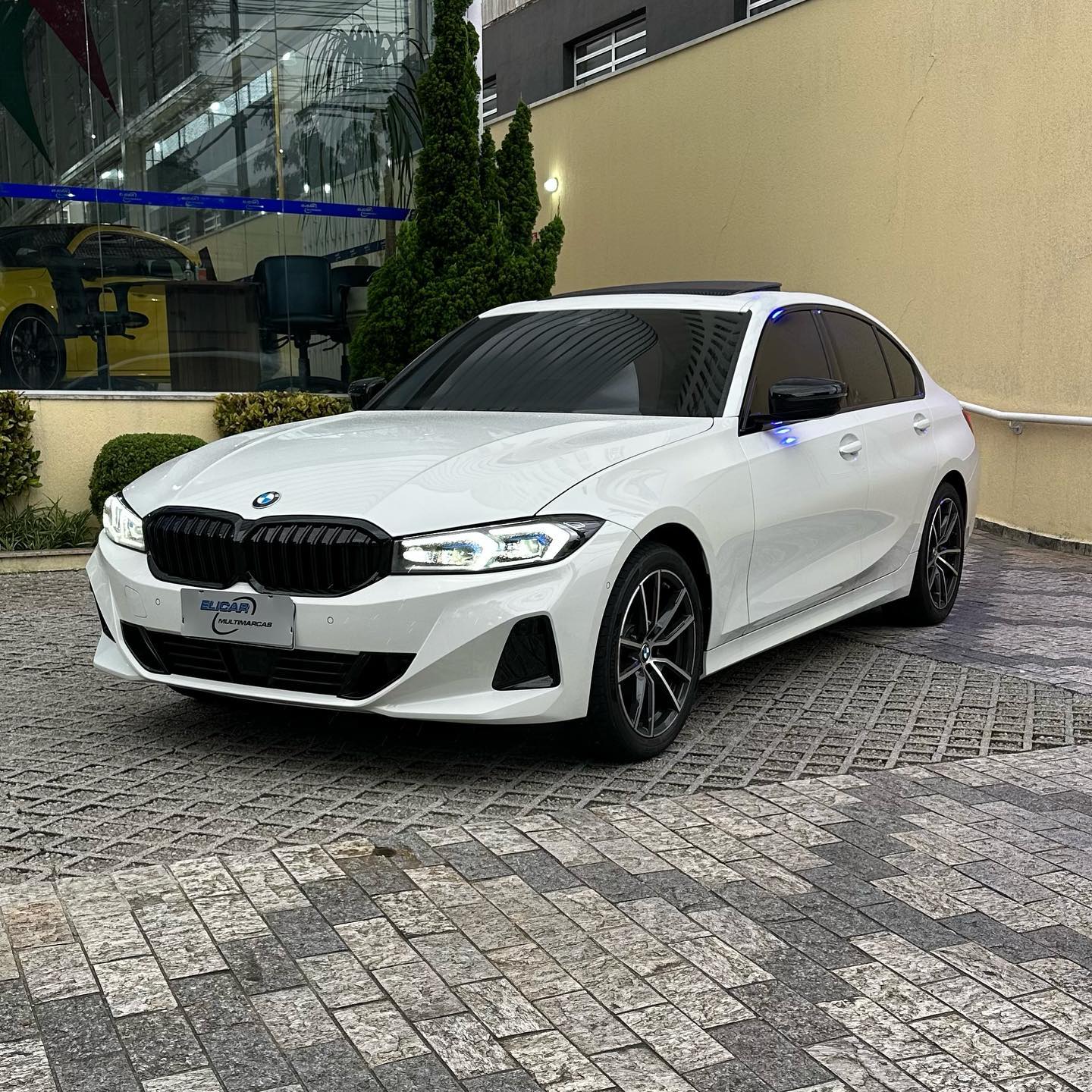 About Us BMW 320i